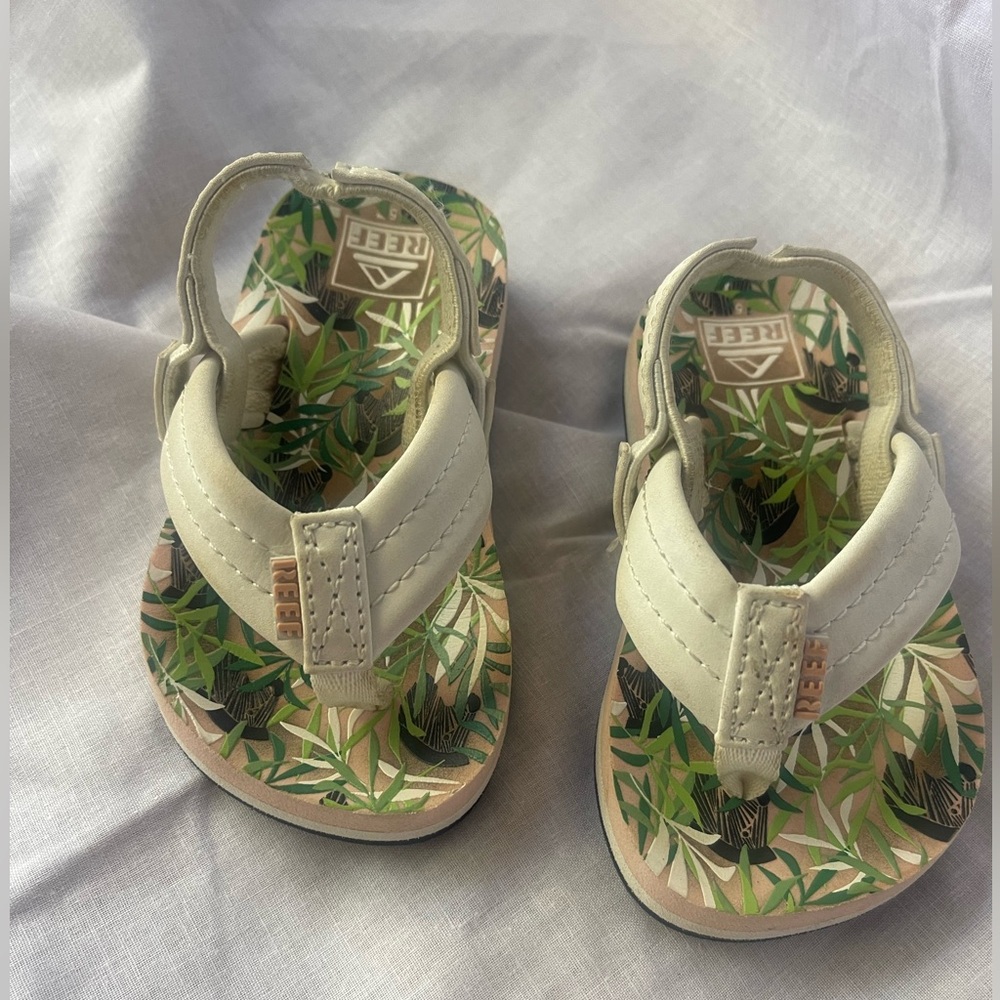 Size 5 toddlers Reef sandals